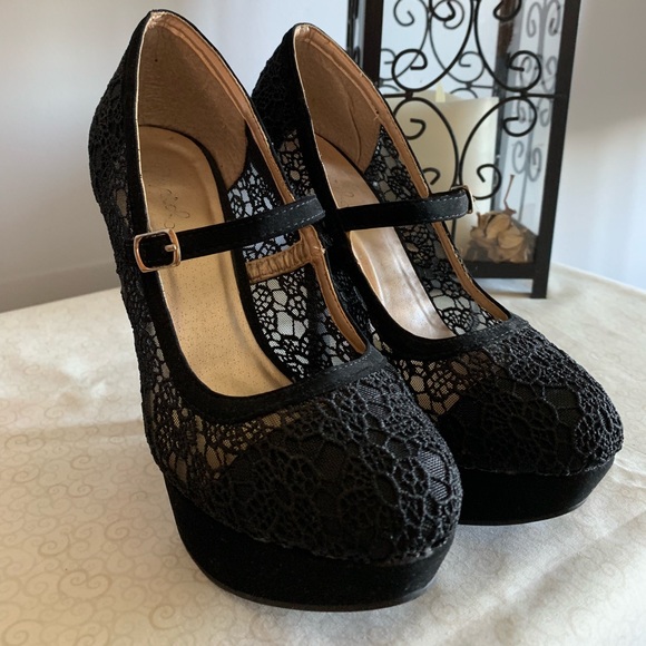 venus Shoes - Size 6 lace platform heels